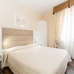 מלון Hotel University 3*