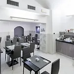 מלון Hotel University 3*