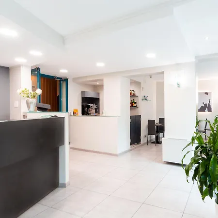 فندق Hotel University