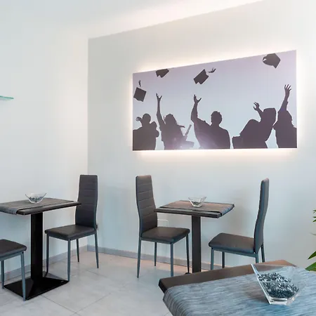 فندق Hotel University 3*