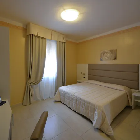 Hotel University فندق