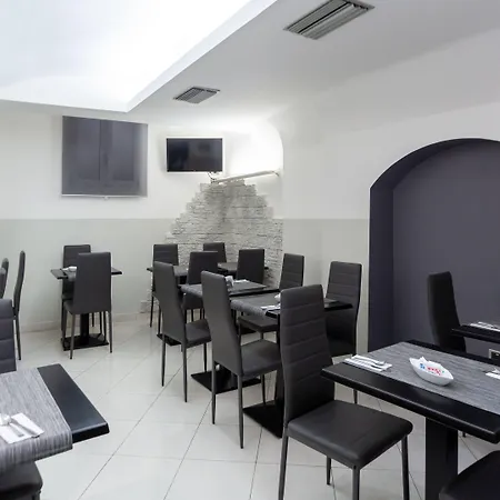 Hotel University فندق